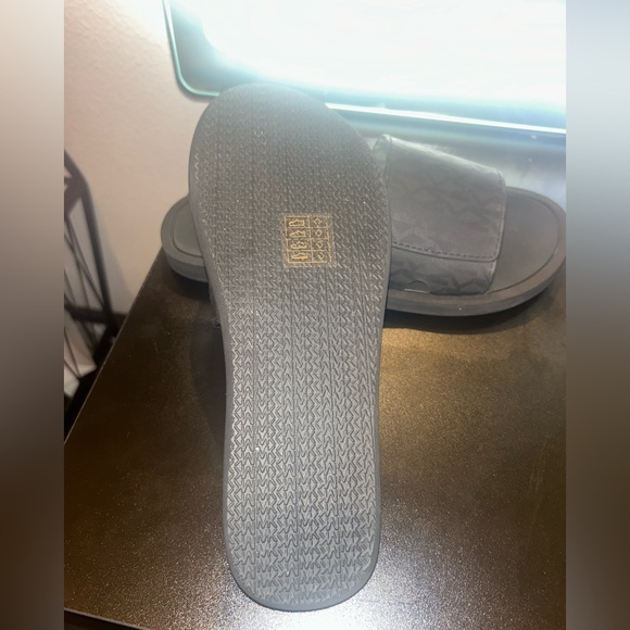 Black Michael Kors slides size 7 - Picture 2 of 3